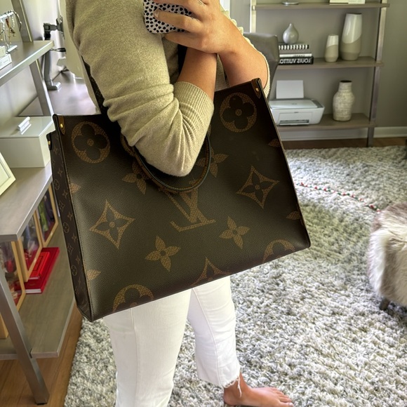 Louis Vuitton OnTheGo Reverse Monogram Tote - Picture 13 of 15